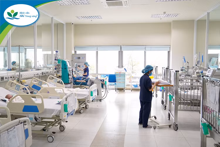 Bệnh nhi đang được điều trị lọc máu tại Khoa điều trị tích cực Nội khoa