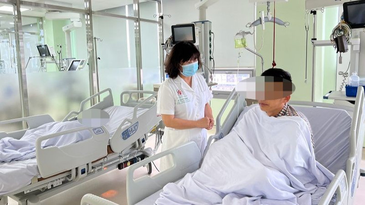 TS.BS Lê Lan Phương thăm khám cho bệnh nhân trước khi ra viện. - Ảnh: CAND