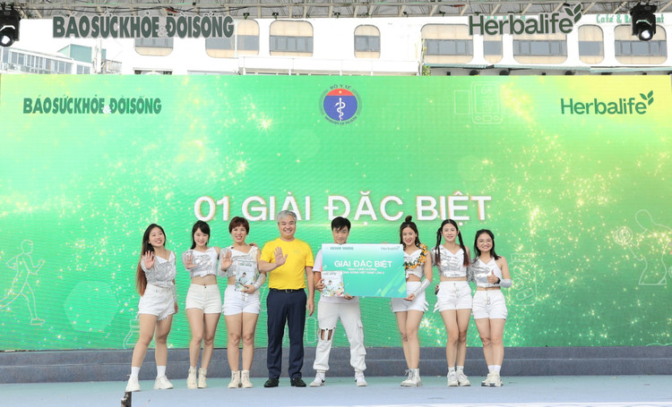 Trao giải cho các đội tham gia cuộc thi