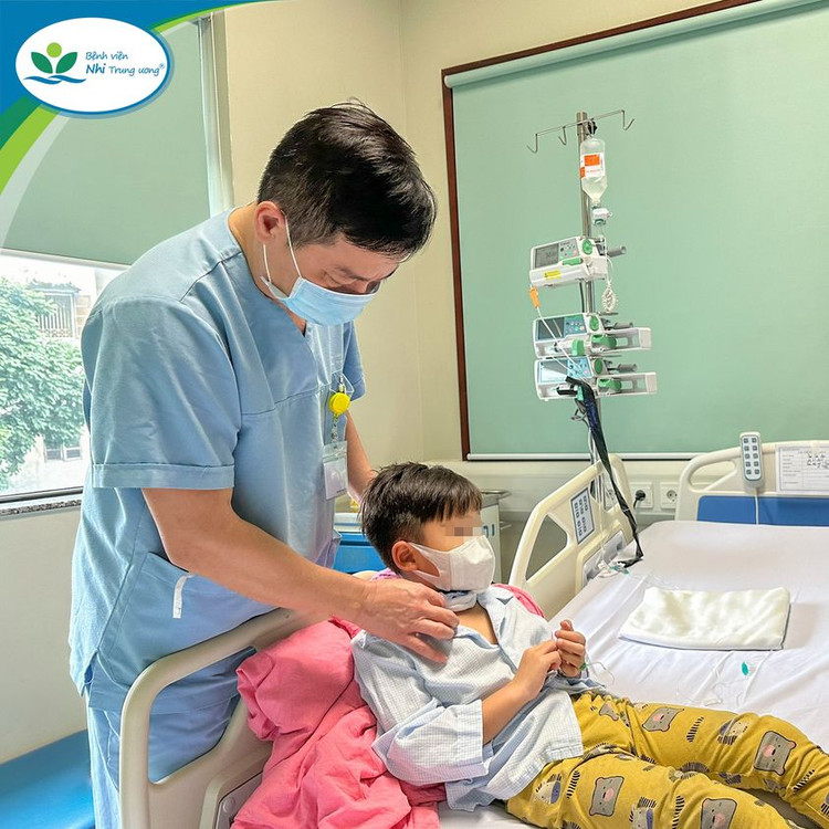 TS.BS Đặng Ánh Dương – Trưởng khoa Điều trị tích cực Ngoại khoa thăm khám cho bệnh nhi trước khi ra viện - Ảnh: BVCC