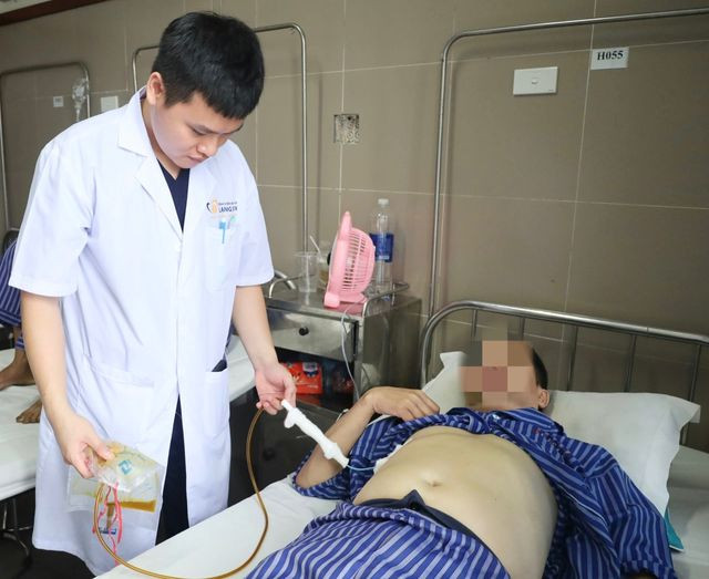 Bác sĩ khoa Ngoại Tiêu hoá kiểm tra dẫn lưu trên bệnh nhân áp xe gan