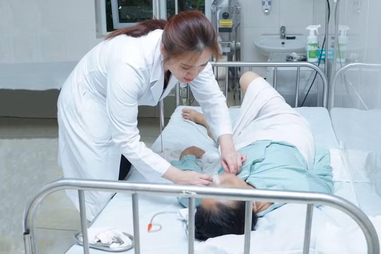 Thăm khám cho bệnh nhân sau phẫu thuật - Ảnh BVCC