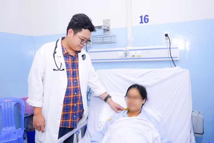 Cứu sản phụ ngừng tim trên bàn mổ do thuyên tắc ối ảnh 1