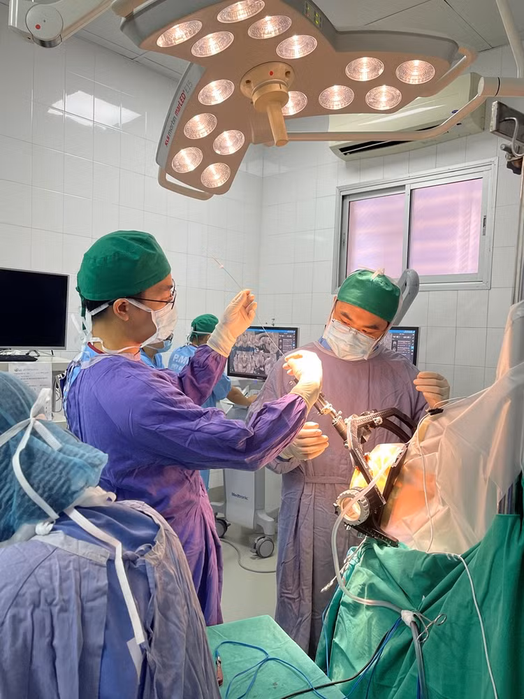 Đặt điện cực kích thích não sâu điều trị Parkinson ảnh 2 Đặt điện cực kích thích não sâu điều trị Parkinson ảnh 2