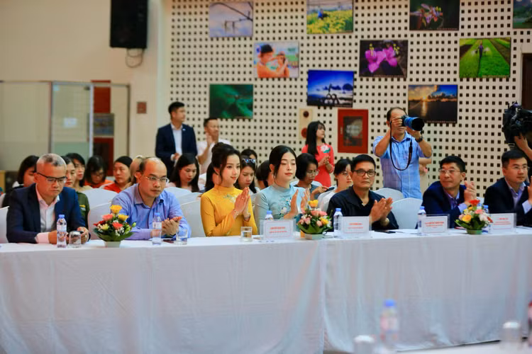 Hoa hậu và các người đẹp tham gia chương trình