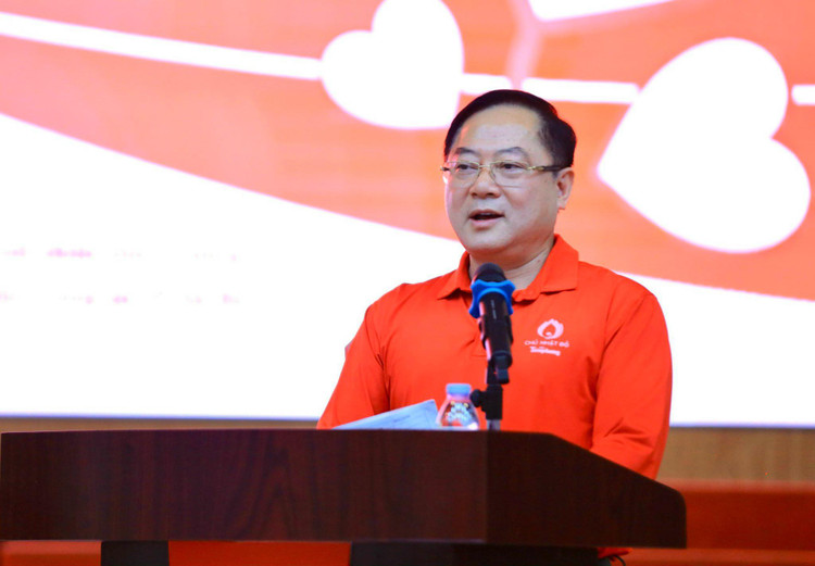 Nhà báo Lê Xuân Sơn phát biểu tại cuộc họp báo