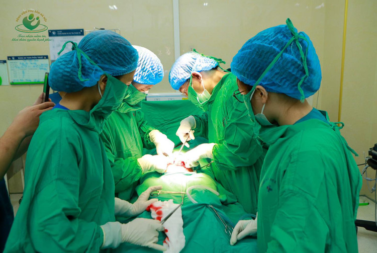 GS. TS. BS. Nguyễn Duy Ánh hội chẩn và quyết định mổ lấy thai cho chị T.