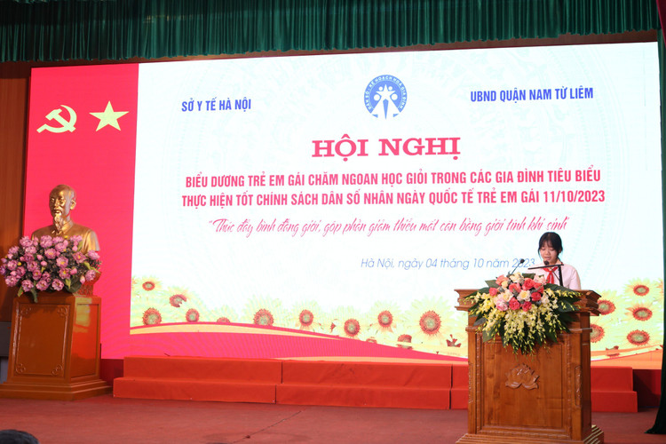 Em Nguyễn Khánh Chi- trường THCS Nguyễn Quý Đức phường Đại Mỗ phát biểu tại Hội Nghị