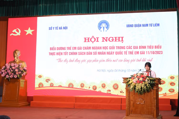 Em Nguyễn Khánh Chi- trường THCS Nguyễn Quý Đức phường Đại Mỗ phát biểu tại Hội Nghị