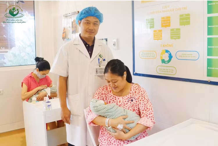 Hơn 3 tháng giữ thai cho sản phụ mang song thai, 1 thai sẩy tuần 24 ảnh 1