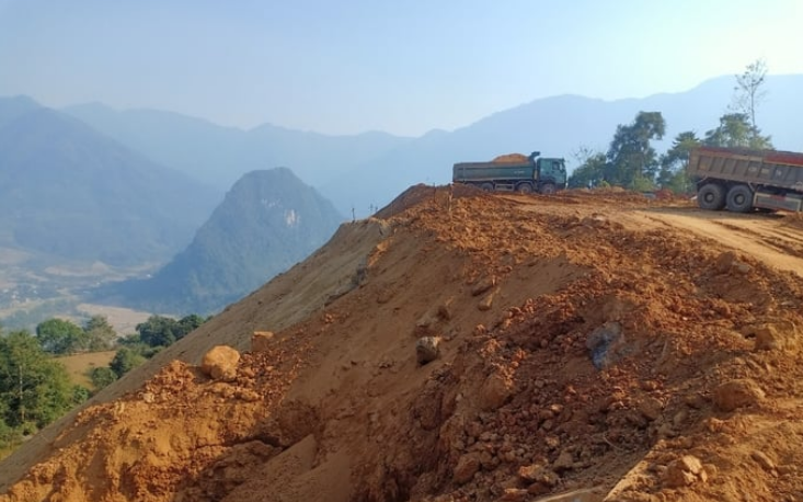 Trên tuyến xuất hiện nhiều vị trí đổ thải không có trong quy hoạch.