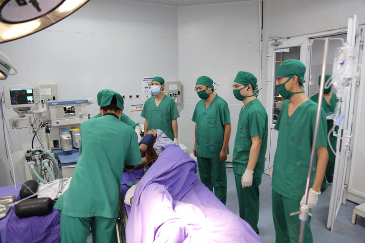 Bệnh nhân được gây mê trong tư thế nằm nghiêng - Ảnh BVCC