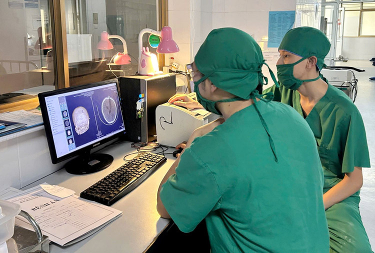 Các bác sĩ hội chẩn đánh giá vị trí và mức độ xâm lấn của dị vật trên phim chụp cắt lớp vi tính - Ảnh BVCC