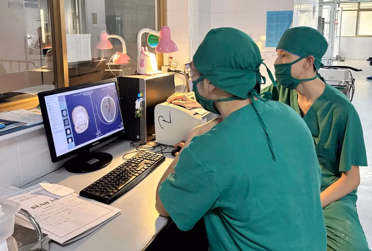 Các bác sĩ hội chẩn đánh giá vị trí và mức độ xâm lấn của dị vật trên phim chụp cắt lớp vi tính - Ảnh BVCC