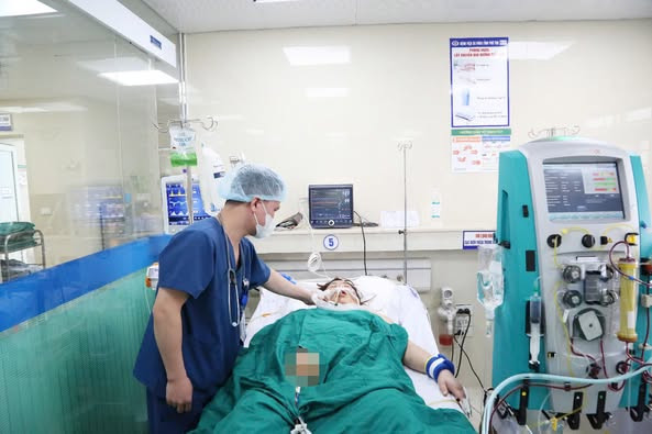 Bác sĩ kiểm tra tình trạng sức khỏe cho người bệnh - Ảnh BVCC