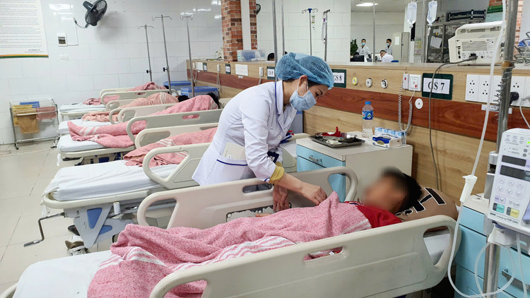 Các bệnh nhi được điều trị tại Trung tâm Chống độc, Bệnh viện Bạch Mai - Ảnh BVCC