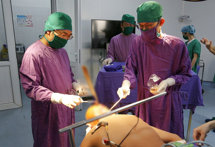 Kíp bác sĩ Bệnh viện Đa khoa tỉnh Quảng Ninh thực hiện lấy dị vật và xử trí tổn thương não - Ảnh BVCC