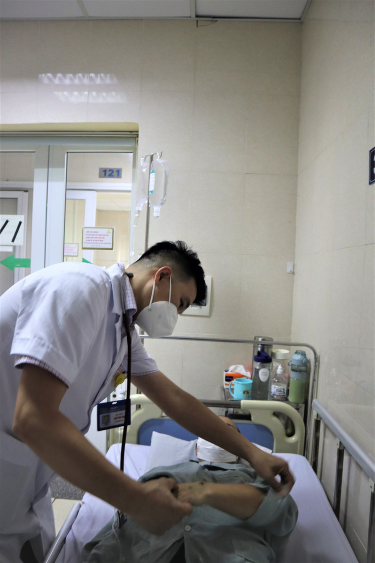 Thăm khám cho bệnh nhân sốt xuất huyết tại Bệnh viện E