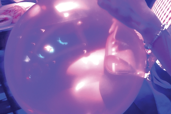 Hít bóng cười, thiếu nữ 20 tuổi mất cảm giác chân - Ảnh minh hoạ