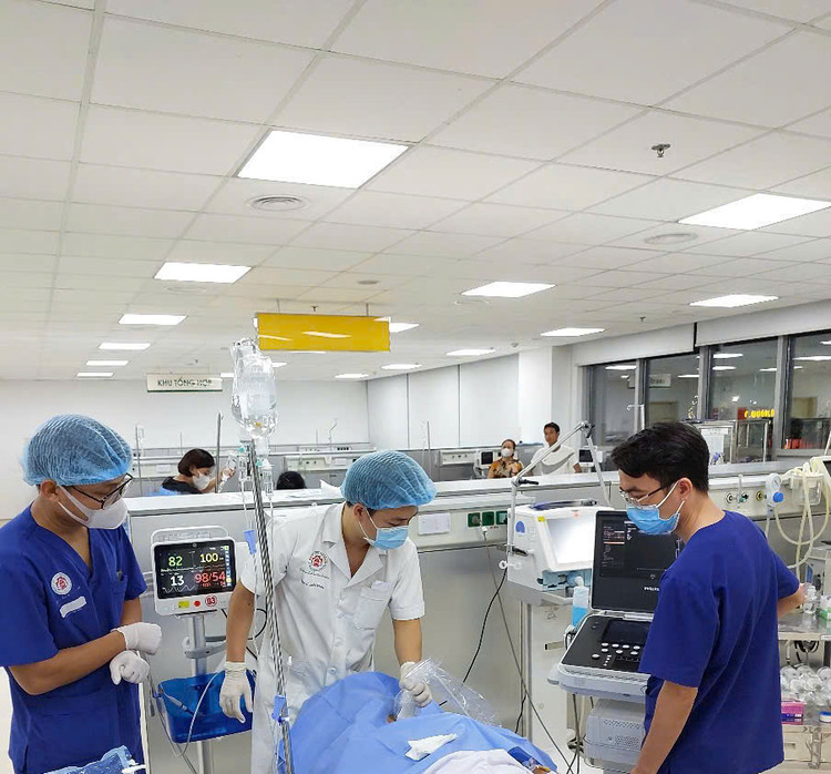 BS tiến hành cấp cứu bệnh nhân - Anhr BSCC