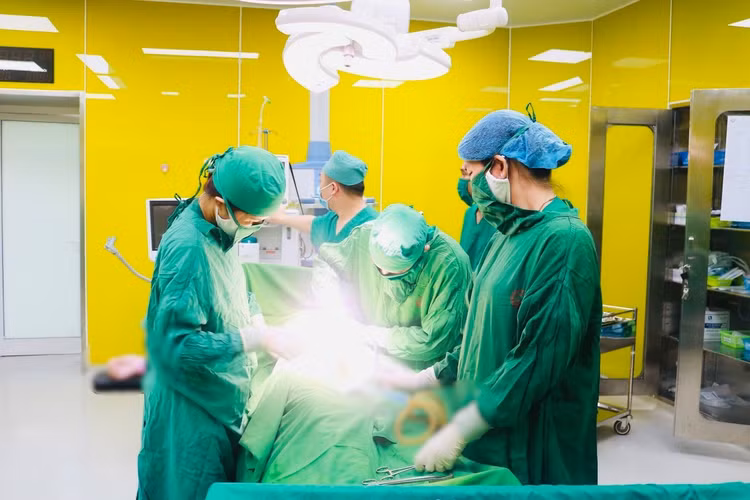 Ca phẫu thuật cấp cứu trong đêm cứu bệnh nhân - Ảnh BVCC