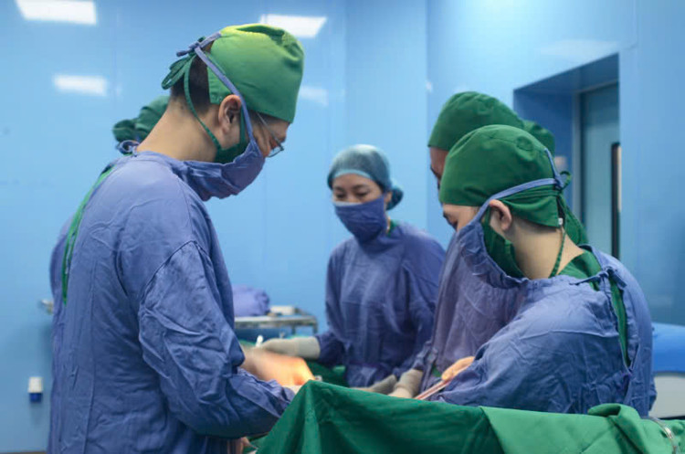 Phẫu thuật triệt căn ung thư cổ tử cung tái phát xâm lấn nhiều cơ quan vùng chậu - Ảnh BVCC