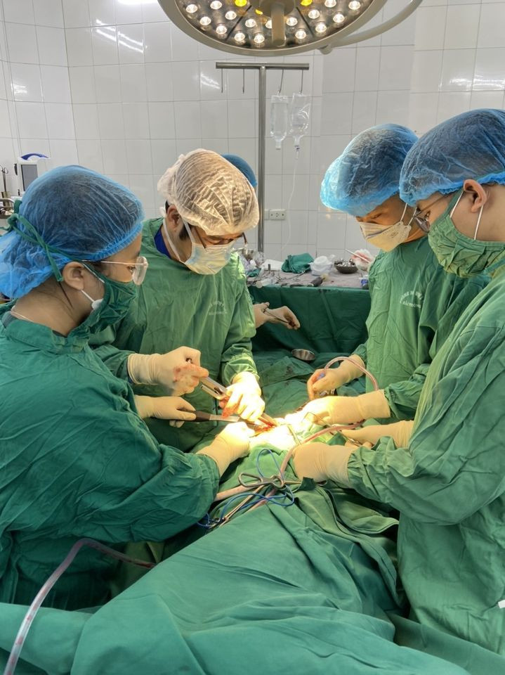 Các bác sĩ Khoa Chấn thương chỉnh hình Bệnh viện Hữu nghị Việt Tiệp tiến hành phẫu thuật thay khớp háng chuôi dài cho người bệnh)