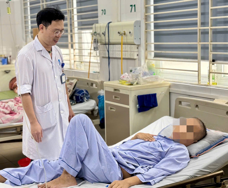 Bác sĩ thăm khám cho bệnh nhân - Ảnh: BVCC