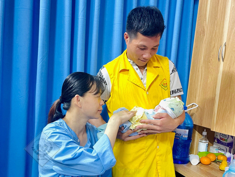 Hạnh phúc của vợ chồng sản phụ khi cả mẹ và con được cứu sống - Ảnh BVCC