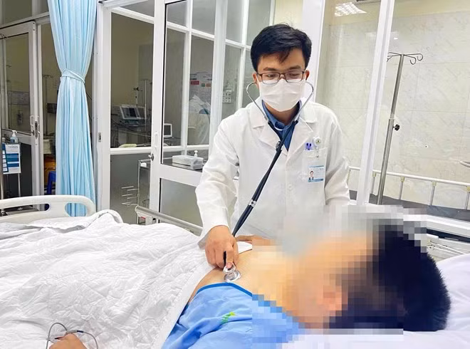 Bác sĩ thăm khám bệnh nhân trước khi xuất viện - Ảnh BVCC