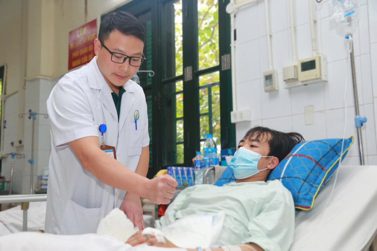 Thăm khám cho bệnh nhân bị tai nạn pháo nổ tại bệnh viện Việt Đức - Ảnh BVCC