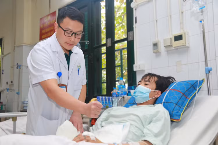 Thăm khám cho bệnh nhân bị tai nạn pháo nổ tại bệnh viện Việt Đức - Ảnh BVCC