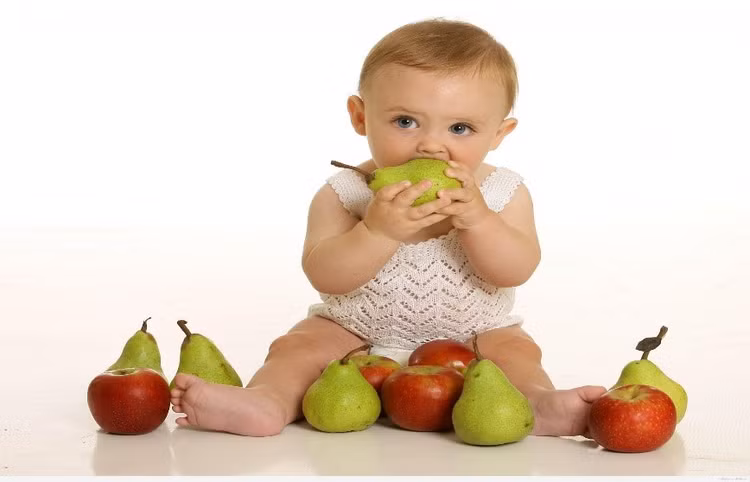 Tăng cường cho trẻ ăn rau, trái cây để cải thiện tình trạng táo bón - Ảnh minh họa