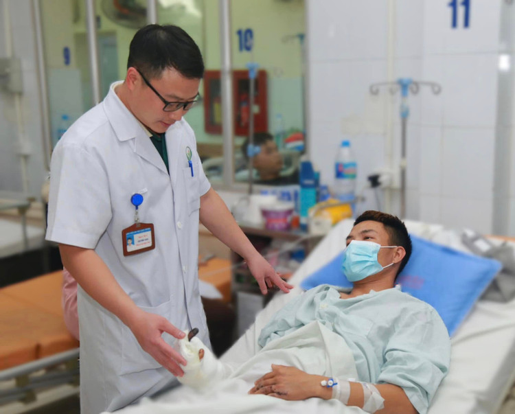 Thăm khám cho bệnh nhân bị tai nạn pháo nổ tại bệnh viện Việt Đức - Ảnh BVCC