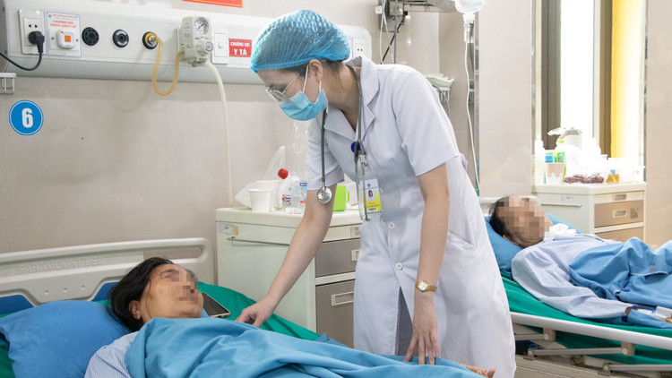 Thăm khám cho bệnh nhân tại bệnh viện Đa khoa Hùng Vương