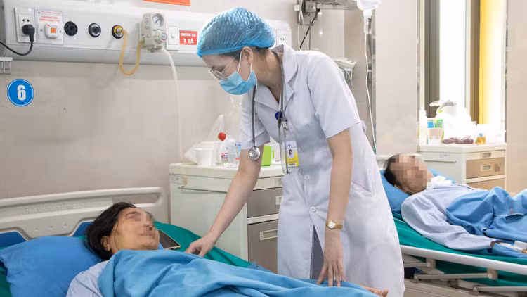 Thăm khám cho bệnh nhân tại bệnh viện Đa khoa Hùng Vương