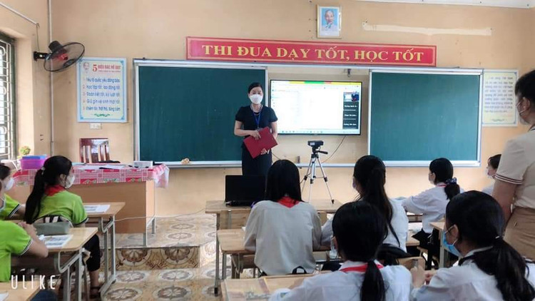 Dù làm quản lý cô vẫn đam mê truyền thụ kiến thức cho các học sinh thân yêu