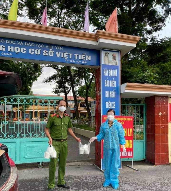 Trong thời điểm COVID-19 cô giáo Thiết đưa từng suất ăn tới các điểm chống dịch
