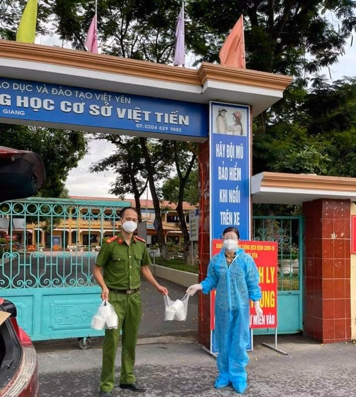 Trong thời điểm COVID-19 cô giáo Thiết đưa từng suất ăn tới các điểm chống dịch