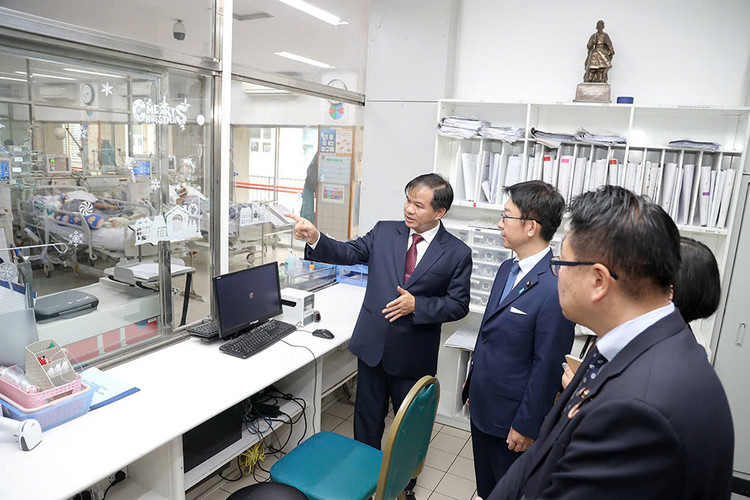Giám đốc Đào Xuân Cơ giới thiệu với Đoàn Nghị sỹ của Thượng viện Nhật Bản về những thành tựu y tế và sự phát triển của Bệnh viện Bạch Mai trong thời gian qua