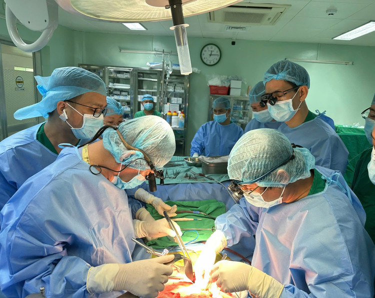 Ê-kíp phẫu thuật của hai bệnh viện ghép thận cho bệnh nhân