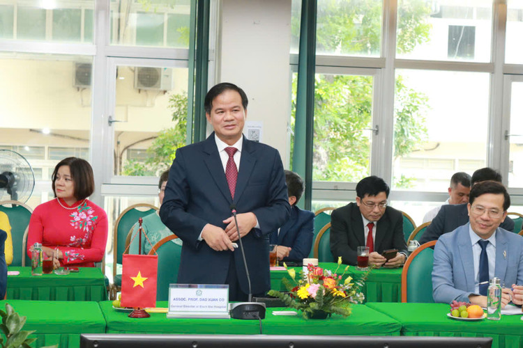 PGS.TS Đào Xuân Cơ - Giám đốc Bệnh viện Bạch Mai đánh giá cao sự hỗ trợ của Nhật bản với Bệnh viện Bạch Mai và đề nghị bạn tiếp tục hỗ trợ Bệnh viện xây dựng Trung tâm Cấp cứu đa năng