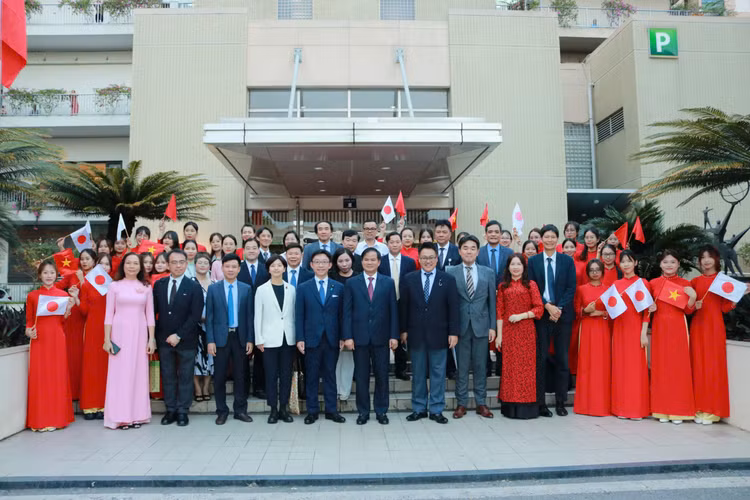 Các đại biểu chụp ảnh trước tòa nhà Việt Nhật - biểu tượng cho mối quan hệ hợp tác giữa hai nước Việt Nam - Nhật Bản