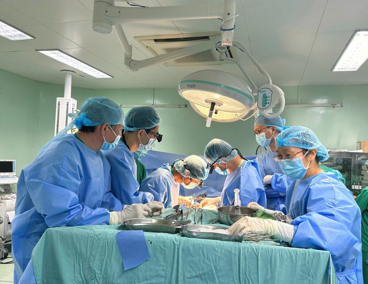 Ê-kíp tiến hành ghép thận