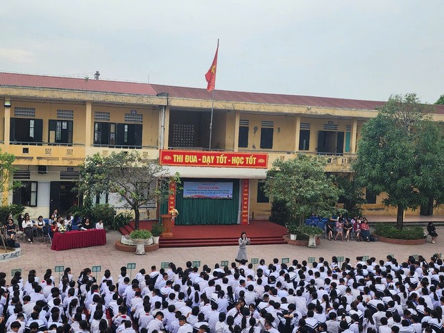 BS Nguyễn Thị Hồng Vân khéo léo chia sẻ với các em về tình yêu học trò BS Nguyễn Thị Hồng Vân khéo léo chia sẻ với các em về tình yêu học trò