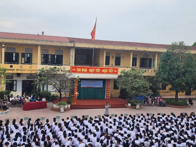 BS Nguyễn Thị Hồng Vân khéo léo chia sẻ với các em về tình yêu học trò