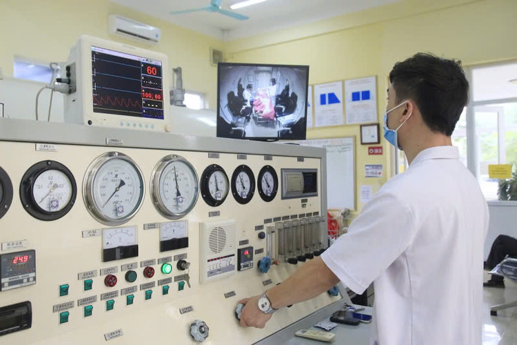 Thực hiện điều trị oxy cao áp cho bệnh nhân - Ảnh BVCC