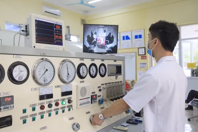 Thực hiện điều trị oxy cao áp cho bệnh nhân - Ảnh BVCC