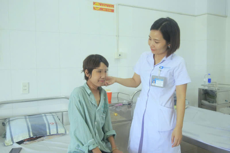 Bác sĩ CKI Trịnh Thị Hương thăm khám cho bệnh nhân bị phù bạch huyết sau quá trình điều trị - Ảnh BVCC