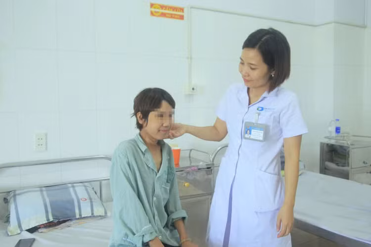 Bác sĩ CKI Trịnh Thị Hương thăm khám cho bệnh nhân bị phù bạch huyết sau quá trình điều trị - Ảnh BVCC